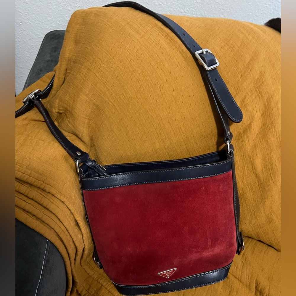 Stunning Prada purse has perfect blend of elegance and bold color contrast